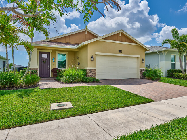 Foto del edificio - 525 Plumeria Dr