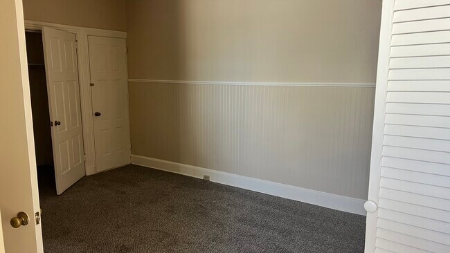 Pared trasera del dormitorio, frente al baño. - 560 Walnut St