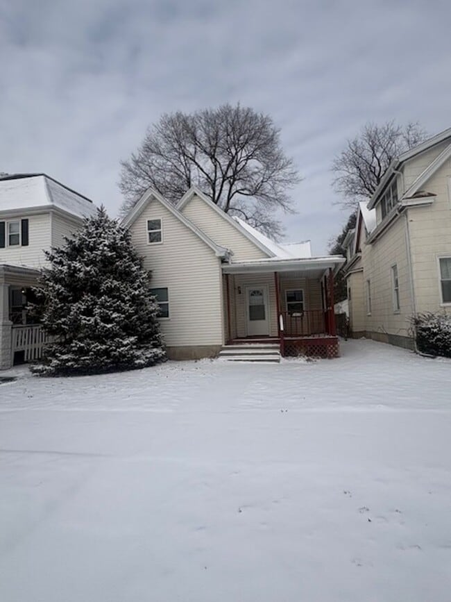 Building Photo - 1605 W Ayres Ave