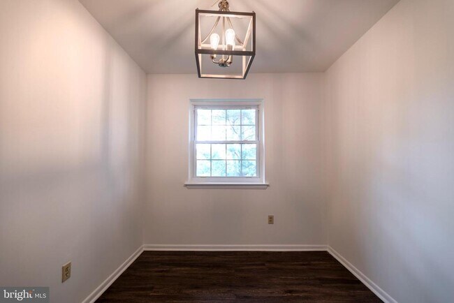 Building Photo - 3324 Valley Dr
