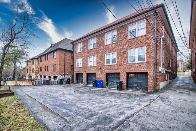 Foto del edificio - 7373 Pershing Ave