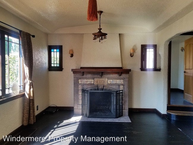Building Photo - 2 br, 1 bath House - 606 CHESTER AVE.