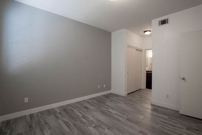 Foto del edificio - 9050 W Warm Springs Rd
