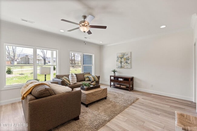 Building Photo - Powell 37849 - 4 Bedroom, 3 bath Condo - Contact Lisa Vineyard and Shannon Russell (865) 216-9334