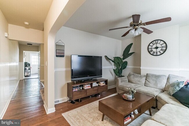 Foto del edificio - Spacious 3-Bedroom Home with Deck and Bonu...