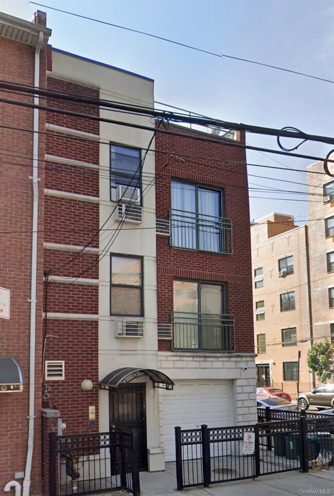 Building Photo - 905 E 178th St