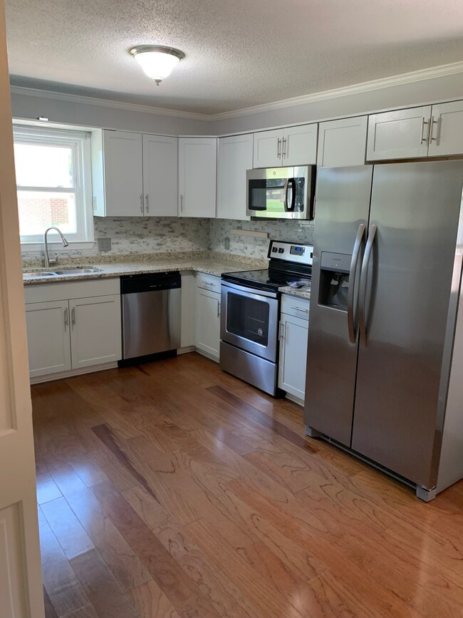 Building Photo - 207 McLeod Dr