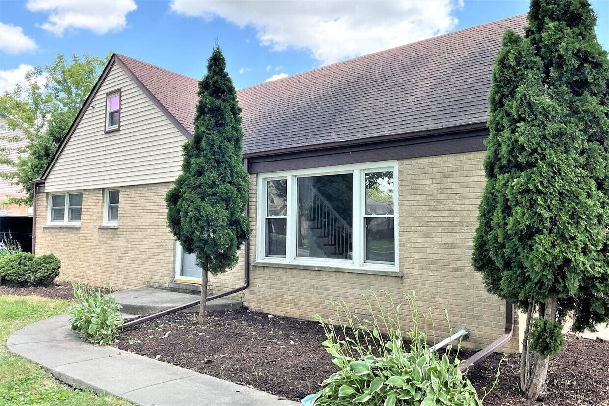 Primary Photo - 4N157 7th Ave