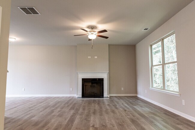 Foto del edificio - 4 Bed 2.5 Bath home in Calhoun!