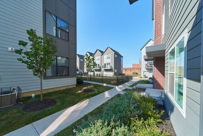 Foto del edificio - Like New Onyx Townhome Near Downtown Indy!