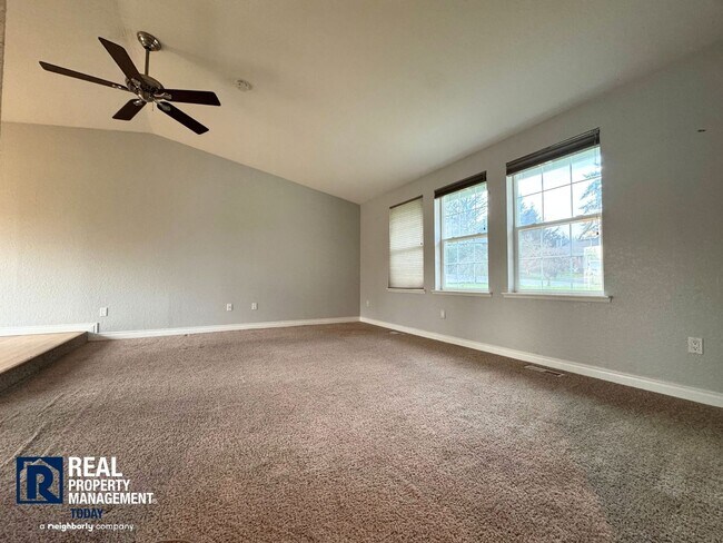 Foto del edificio - Charming 3-Bedroom Home with Fenced Yard & 2-Car Garage Near Downtown Puyallup!!