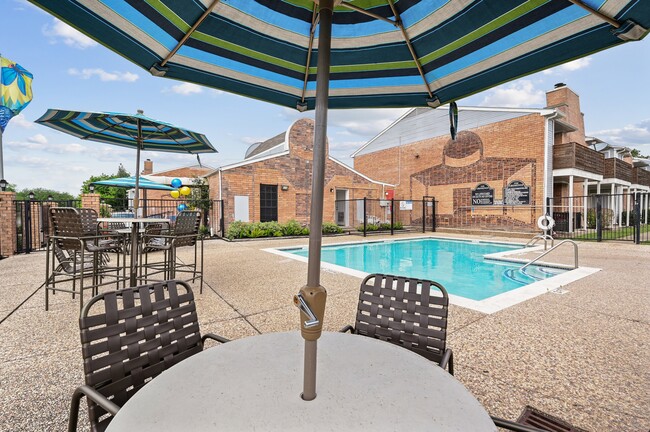 Espectacular piscina - Townhome Apartments