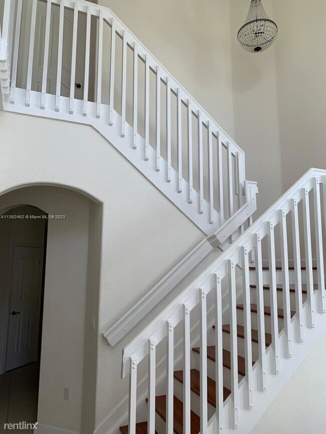 Foto del edificio - 4 br, 2.5 bath Townhome - 8041 NW 114th Pl...