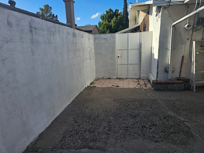 Puerta de seguridad en la parte trasera - 504 Cincinnati Ave