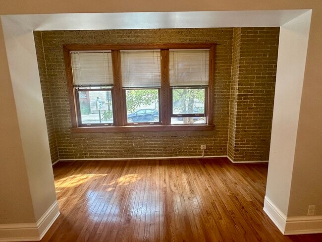 Building Photo - 5606 N Kenmore Ave