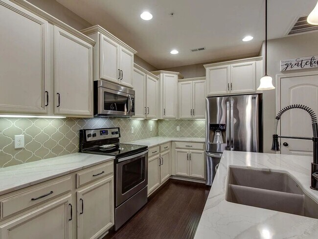 Foto del edificio - 3 Bedroom Townhome in Hendersonville