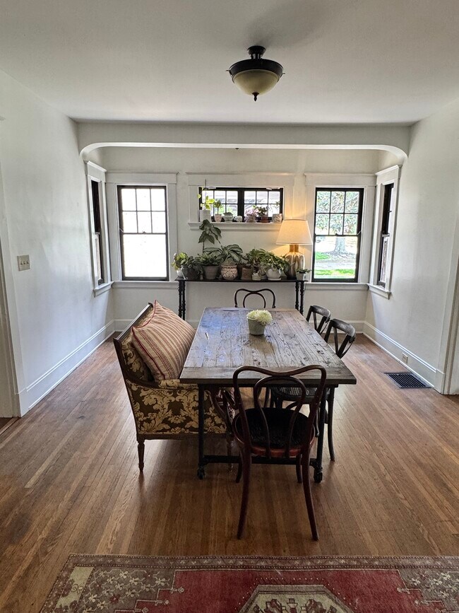 Comedor - 45 Hartweg Ave