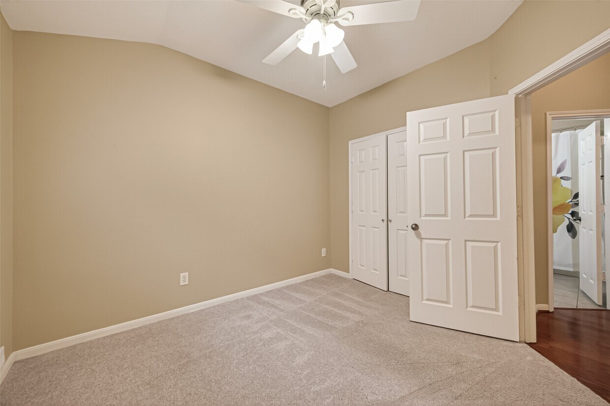 Foto del edificio - 6922 Summer Bridge Ln