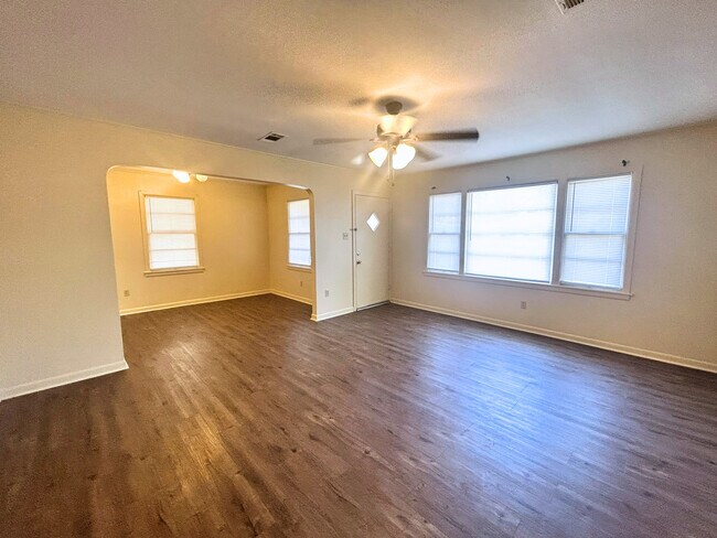 Building Photo - 304 W 34th Ave