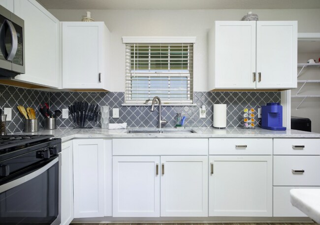 Building Photo - 350 Rasa Dr