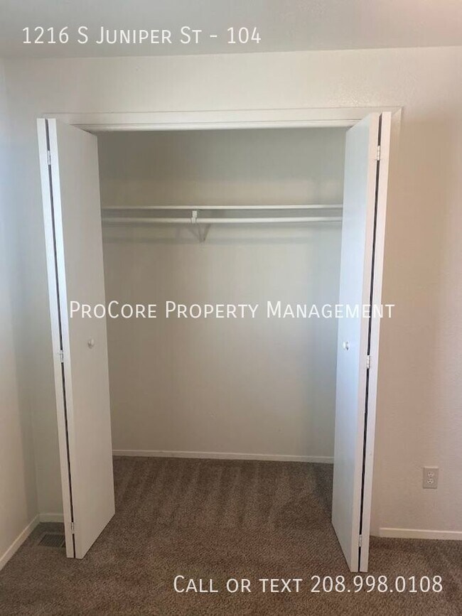 Building Photo - Spacious 2 bedroom, 1.5 bath apartment wit...