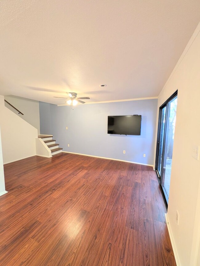 Building Photo - CUTE TOWNHOME AVAILABLE NOW NEAR DOWNTOWN ...