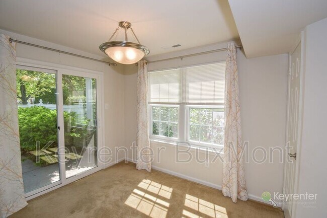 Building Photo - 653A Rose Hollow Dr