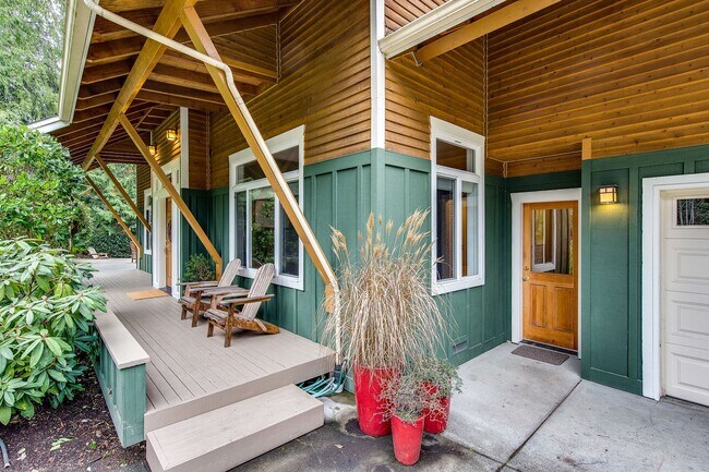 Building Photo - Beautiful Bainbridge Home