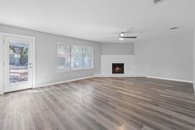 Foto del edificio - 3930 Leafield Dr