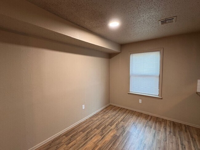 Foto del edificio - All brand new inside! A true 4 bedroom in Moore Schools, no carpet, All luxury vinyl plank!