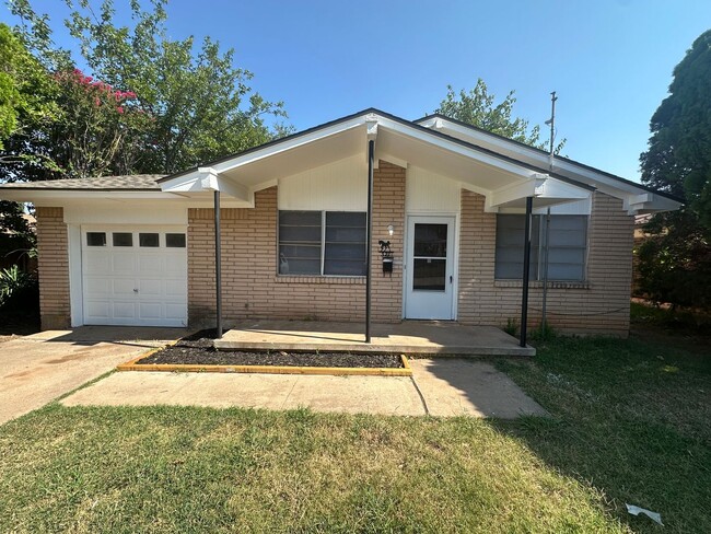 Building Photo - 3 bed 1.5 bath 1 car garage