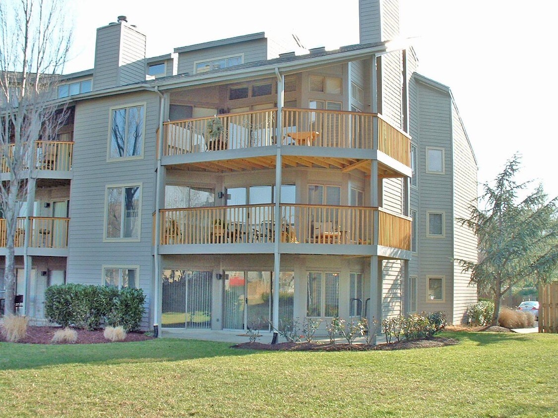 Lower Level on End - 2106 Chesapeake Harbour Dr E