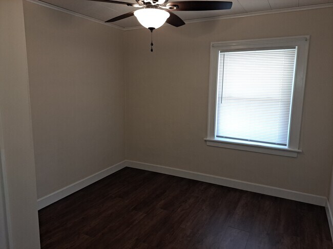 Building Photo - 120 Creekwood Dr