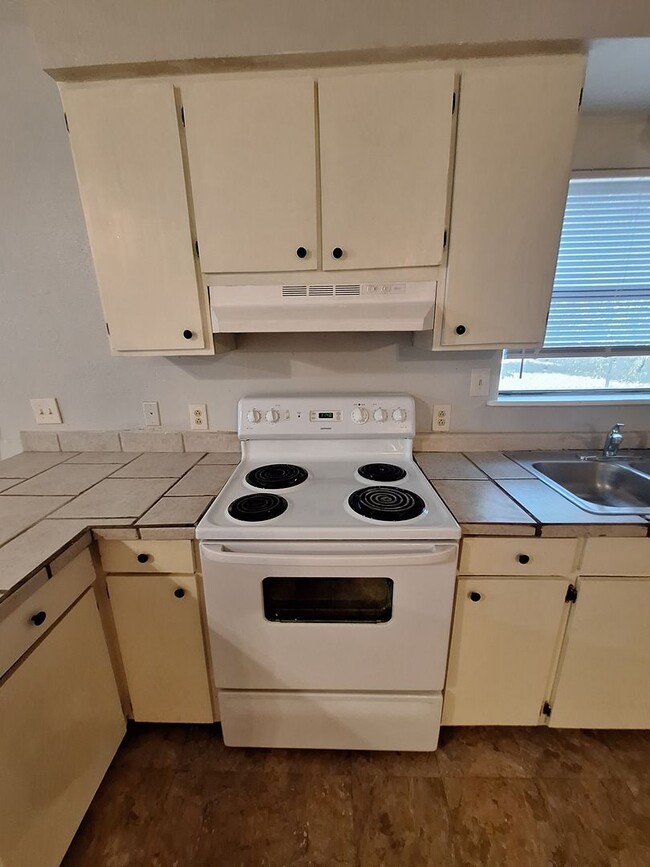 Building Photo - 4 Bedroom, 2 Bath in Clyde!