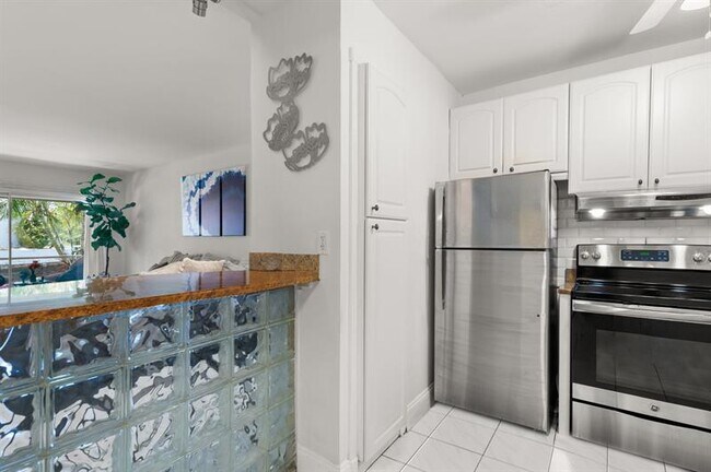 Building Photo - 1400 NE 57th Ct