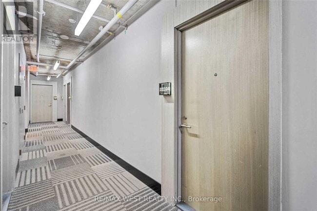 Building Photo - 111 Bathurst St