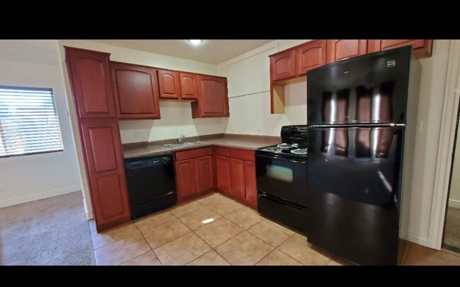 Foto del edificio - AVAILABLE NOW: 4 Bedroom house PLUS a stud...