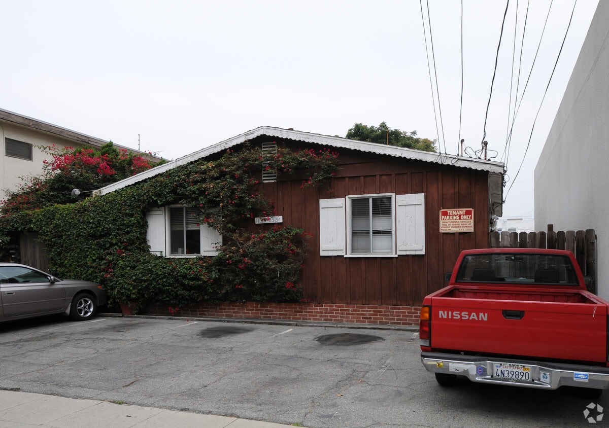 Primary Photo - 11317-11319 3/4 Iowa Ave.