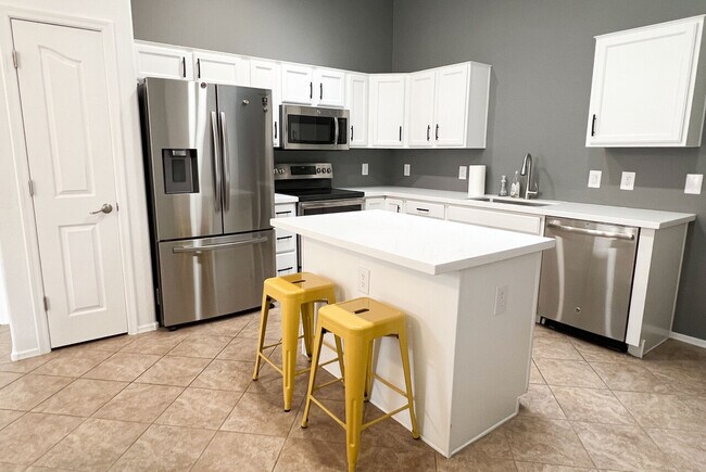 Foto del edificio - 2250 E Deer Valley Rd