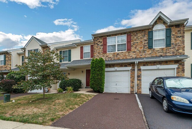 Building Photo - Beautiful 2 Bed, 2.5 Bath Townhouse in KOP!