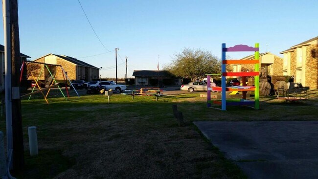 Foto del edificio - 761 Oak Hill Dr.