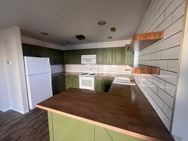 Foto del edificio - 16785 Huntington Ln