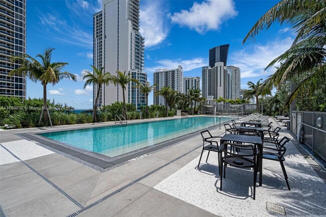 Foto del edificio - 17550 Collins Ave