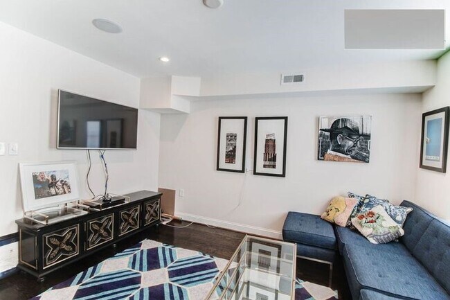 Building Photo - 2025 E Lombard St