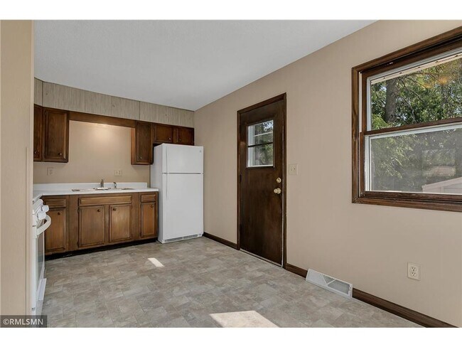 Foto del edificio - 4 Bedroom 2 bath house in Waite Park