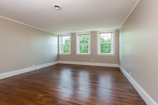 Building Photo - 390 Riverway