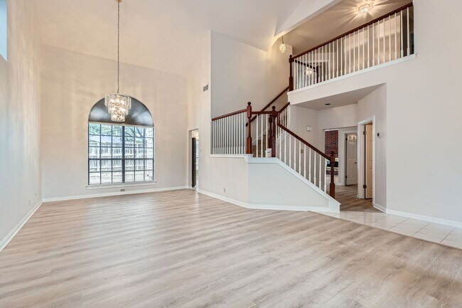 Foto del edificio - Beautiful 4-bedroom, 3-bath home in the de...