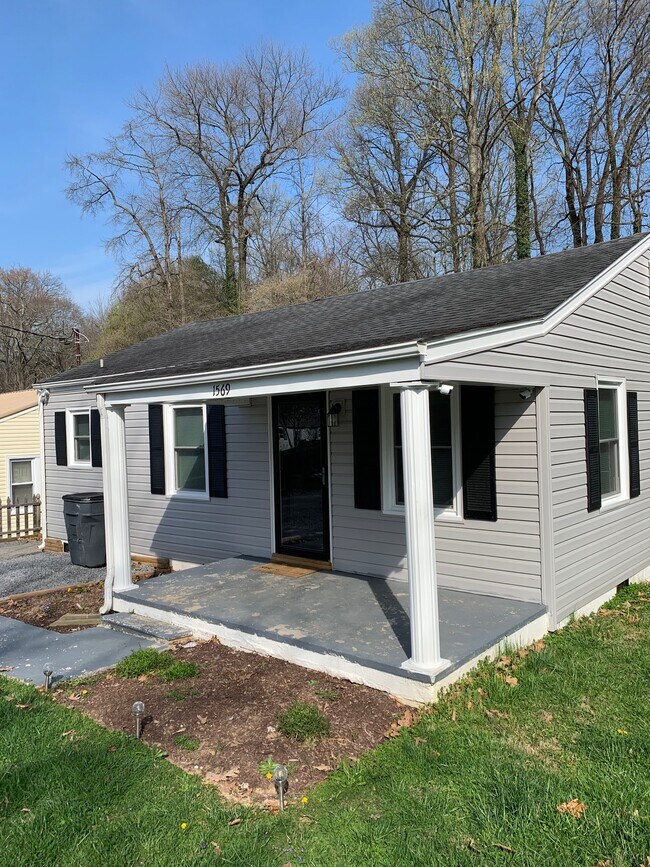 Building Photo - 1569 Valley Dr