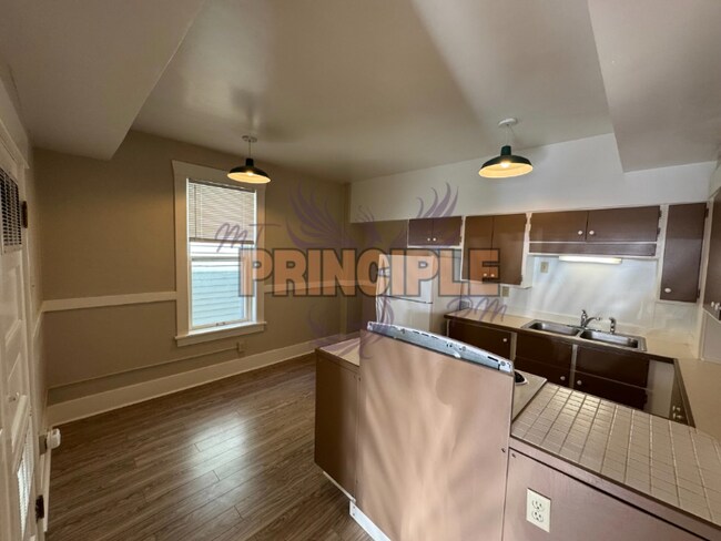 Foto del edificio - 214 E 3rd St