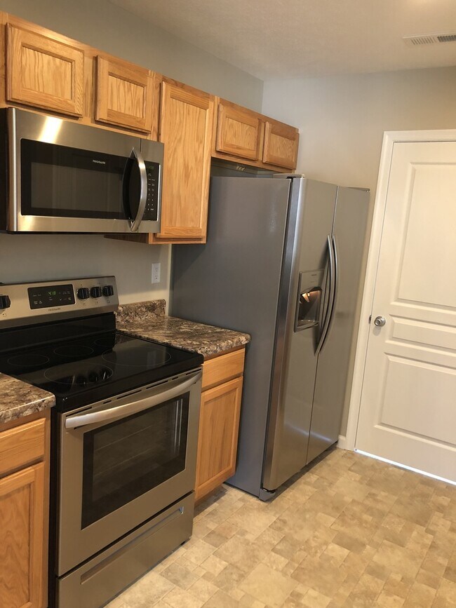 Foto del edificio - End Unit Town House For Rent